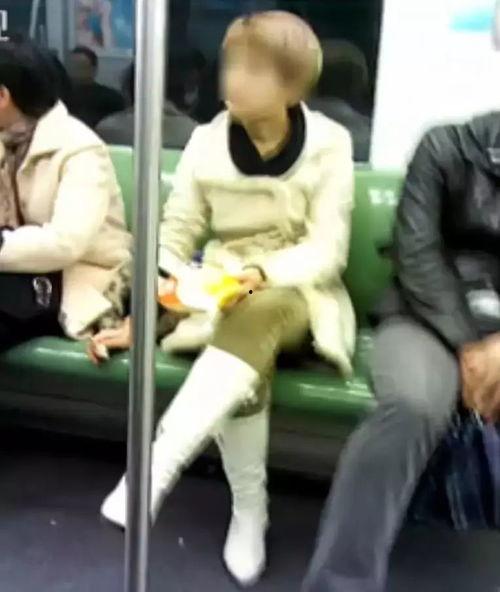 地铁女子最新爆料新闻,揭露惊人内幕，引发社会关注